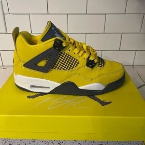 Men’s Jordan Retro 4 Lightening Size 6.
